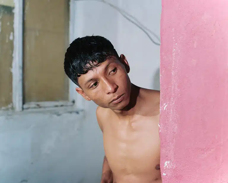 Amigo de El Friki y pared rosa