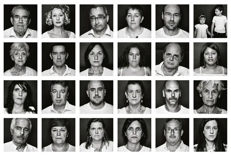 Daño Cerebral Adquirido Retratos en blanco y negro de personas diversas, en formato mosaico, con expresiones serias sobre fondo oscuro. La imagen refleja una acción social que da visibilidad a realidades humanas desde la empatía, promoviendo conciencia, inclusión y el reconocimiento de la diversidad.