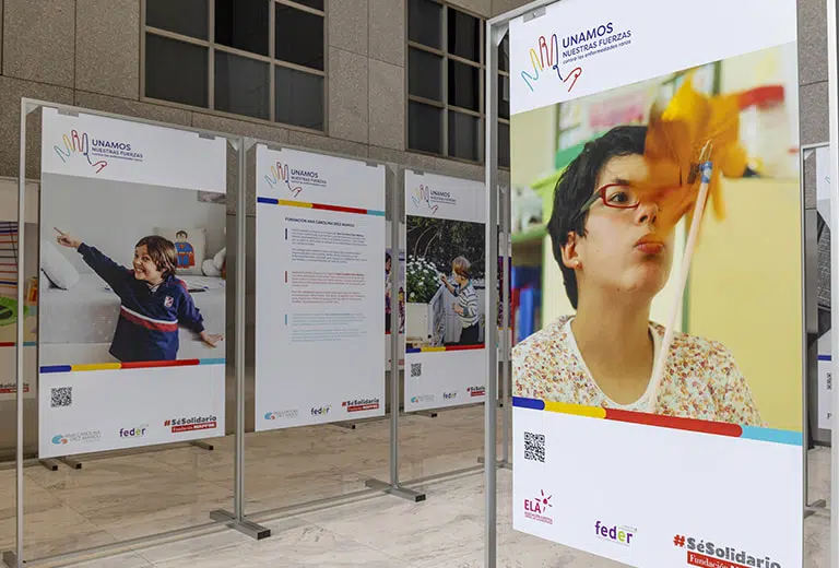 Unamos nuestras fuerzas contra las enfermedades raras Paneles informativos y fotografías de personas con enfermedades poco frecuentes se exhiben en una muestra inclusiva en espacio interior. Colores vivos y mensajes solidarios destacan una acción social de sensibilización y visibilidad promovida por Fundación MAPFRE bajo la campaña “Unamos nuestras fuerzas”.