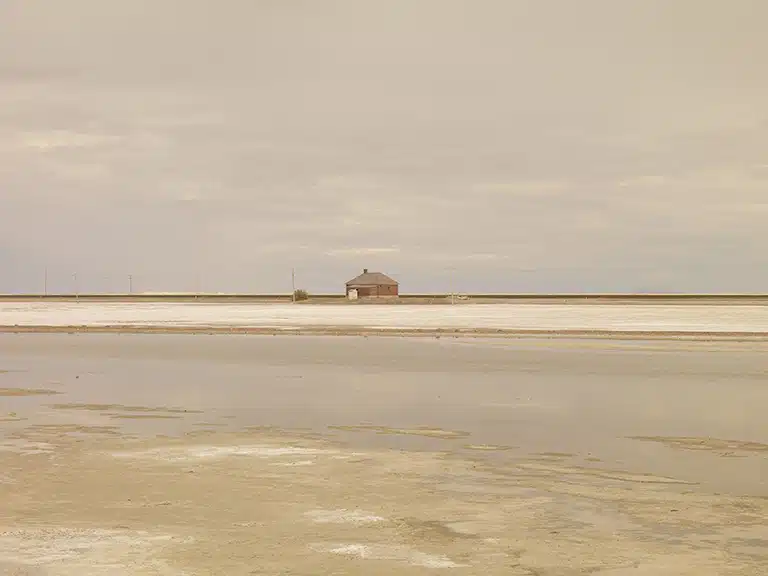 Hwy-80 (House near Wendover), UT, 2011. [Interestatal 80 (Casa cerca de Wendover), Utah]. De la serie «After the Rainbow»