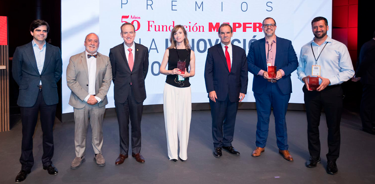 Foto de grupo en los Premios Fundación MAPFRE a la Innovación Social, con un grupo diverso de pie juntos en el escenario.